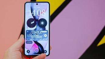 Lysegrøn CMF Phone 2 Pro-smartphone set bagfra med synlige skruer og dobbeltkamera