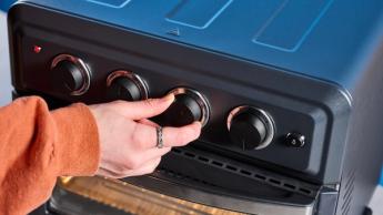 Freidora de aire y horno tostador Cuisinart TOA-60 en negro con controles de temperatura y temporizador