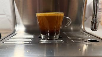 La macchina per espresso Casabrews Ultra prepara un espresso a casa