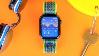 Apple Watch SE 2022, der viser Tides-appen på et orange bord