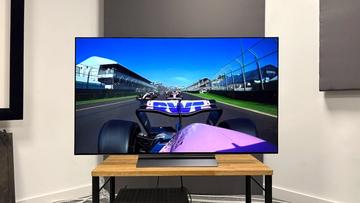 Вид спереди на ультратонкий OLED-телевизор LG C5 с диагональю 55 дюймов