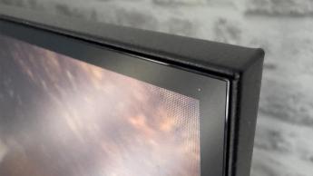 Крупный план верхнего правого угла телевизора Metz MQE7600 4K