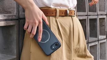 Persona sosteniendo una funda Torras Ostand para iPhone 16e en la mano