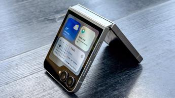 Samsung Galaxy Z Fold 7 FE en modo carpa mostrando su pantalla flexible
