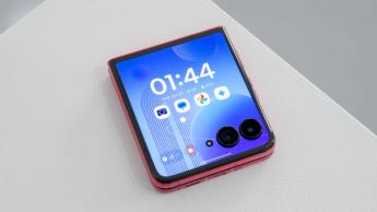 Motorola Razr Ultra 2025 outer screen home interface.