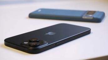 En iPhone 15 i förgrunden med en Google Pixel 8 Pro i bakgrunden