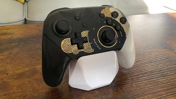 Nintendo Switch Pro Controller Zelda: Tears of the Kingdom-edition ligger på ett träbord
