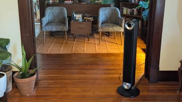 Ventilador de torre inteligente Dreo 519S colocado en un salón moderno