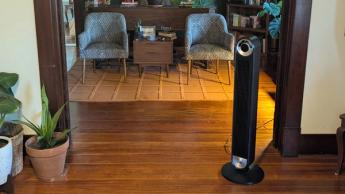 Ventilador de torre inteligente Dreo 519S colocado en una sala moderna
