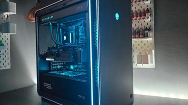 モダンなデスクに置かれたAlienware Area-51 2025年モデルのゲーミングデスクトップパソコン