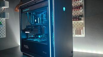 En Alienware Area-51 (2025) gamingdator på ett skrivbord