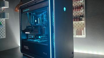 En Alienware Area-51 (2025) gamingdator på ett skrivbord