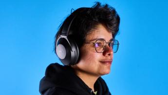 Earfun Wave Life preisgünstige Over-Ear-Kopfhörer mit schwarzen Ohrmuscheln, taktilen Tasten für aktive Geräuschunterdrückung und Lautstärke sowie um 90 Grad drehbaren Ohrmuscheln