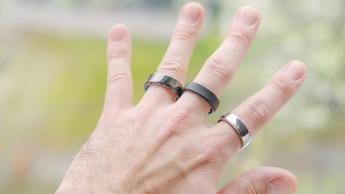 Nærbillede af en hånd med tre smartringe: luna ring på ringfingeren, ringconn gen 2 på langfingeren og ringconn gen 2 air på pegefingeren