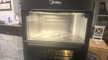 Freidora de aire Midea de doble zona con compartimentos de cocción abiertos