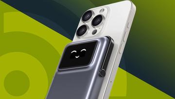 Ugreen Uno magnetisk powerbank fastgjort til en iPhone 16 Pro med et smiley-ansigt på det digitale display