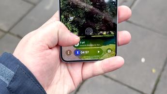 El widget Now Bar mostrado en la pantalla de bloqueo de un Samsung Galaxy S25