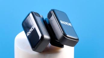 Rode kabelloses Mikrofon-Set mit schwarzem Ladecase und zwei schwarzen Sendern auf einer blauen Fläche