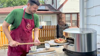 Un horno de pizza Solo Stove Pi Prime en una terraza