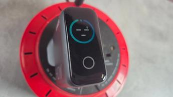 Carregador Anker USB-C de 140W com quatro portas e PD 3.1 ligado a uma tomada, ecrã digital iluminado