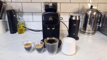 Máquina de café L'OR Barista System em uma bancada de cozinha
