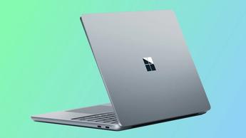 En Microsoft Surface Laptop på ett skrivbord