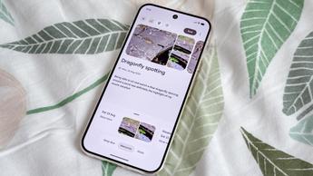 Smartphone Google Pixel 10 Pro XL di samping Pixel Journal