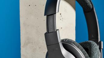 Ein schwarzes kabelloses Belkin SoundForm Adapt Headset mit gepolsterten Ohrmuscheln
