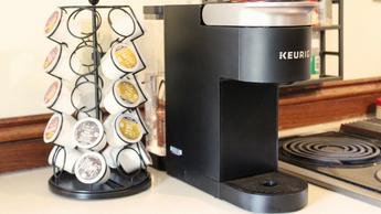 Cafetera Keurig K-Supreme SMART en una encimera de cocina
