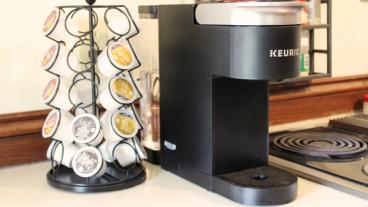 Cafetera Keurig K-Supreme SMART en una encimera de cocina