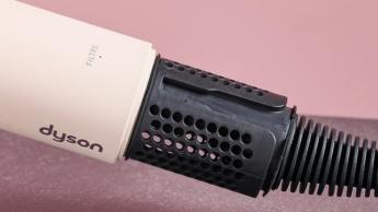 Vista en primer plano de la rejilla del filtro en una secadora de cabello Dyson Supersonic