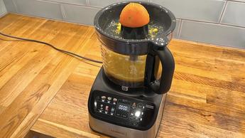 Naranja fresca siendo exprimida con el exprimidor de cítricos Kenwood Multipro Onetouch