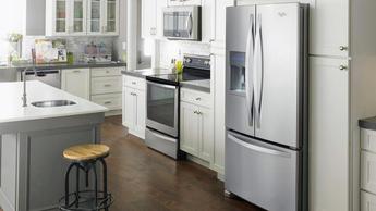 Refrigerador Whirlpool WRF555SDFZ de 24.7 pies cúbicos con puertas francesas en cocina moderna