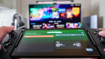 Backbone Pro-kontrollen på ett gamingbord, med fokus på trådlöst läge för enkel växling mellan enheter