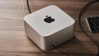 Apple Mac Studio stationær computer på et træbord