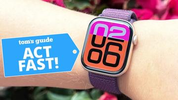 Apple Watch Series 10 båret på en persons håndled ved siden af et tilbudsbadge