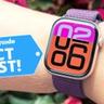 Apple Watch Series 10 på en persons handled bredvid ett erbjudandemärke