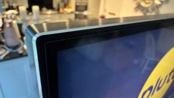 Крупный план телевизора Amazon Fire TV Omni Mini LED с диагональю 55 дюймов, на экране отображается логотип Pluto TV