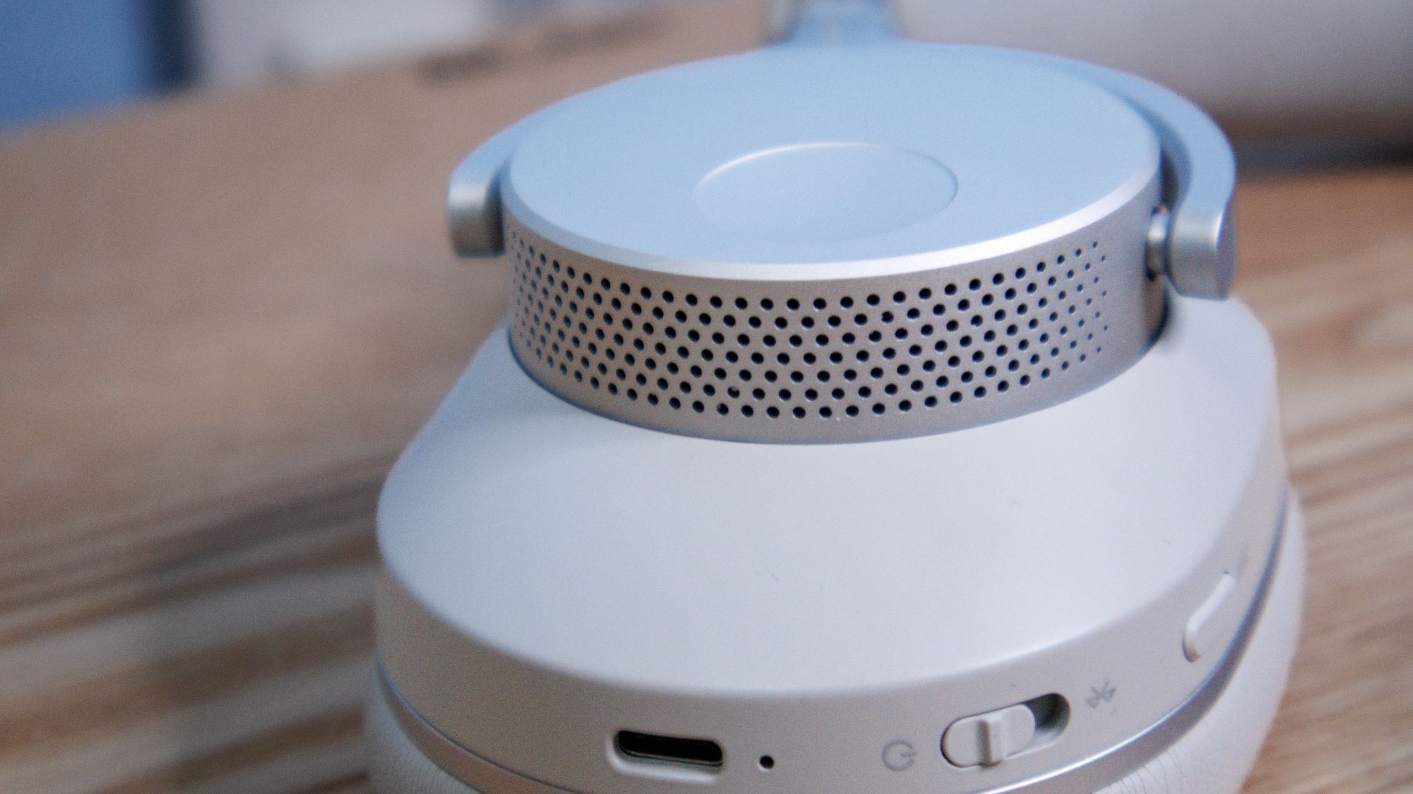 Belüftungsöffnungen an der Unterseite der Ohrpolster der kabellosen Cambridge Audio Melomania P100 SE Kopfhörer