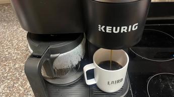 Cafetera Keurig K-Duo vertiendo café recién hecho