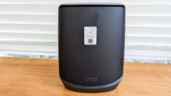 Orbi RBK863S mesh WiFi-router placerad på ett skrivbord