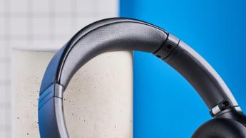 Earfun Wave Life, preiswerte Over-Ear-Kopfhörer mit schwarzen Ohrmuscheln, taktilen Bedienelementen für aktive Geräuschunterdrückung und Lautstärke sowie um 90 Grad drehbaren Ohrmuscheln