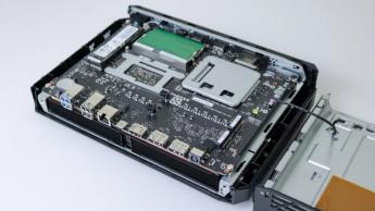 En vy ovanifrån av Asus ROG NUC 970:s interna komponenter och två tillgängliga M.2 SSD-platser