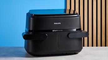 A fritadeira elétrica Philips FlexDrawer Série 1000 exibida sobre um fundo azul