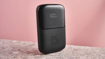 iniu b61 10000mAh powerbank på et skrivebord