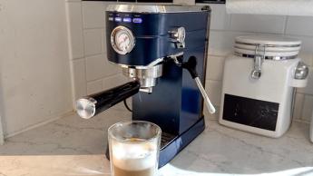 Máquina de espresso Casabrews CM5418 com design em aço inoxidável