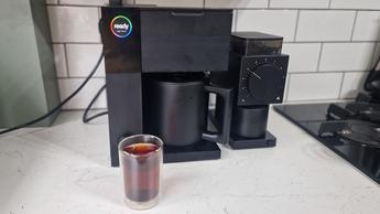 Uma análise detalhada da cafeteira Fellow Aiden destacando suas funcionalidades e desempenho