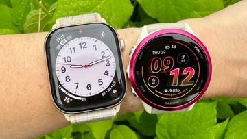 Et nærbillede af Apple Watch 10 og Garmin Forerunner 570 smartwatches side om side