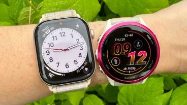 Nahaufnahmefoto der Smartwatches Apple Watch 10 und Garmin Forerunner 570 nebeneinander