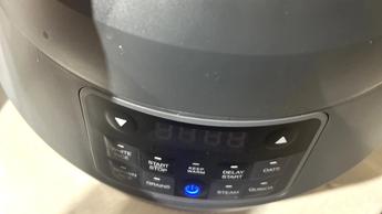 Primer plano del panel de control de la Nutribullet EveryGrain Cooker mientras cocina arroz